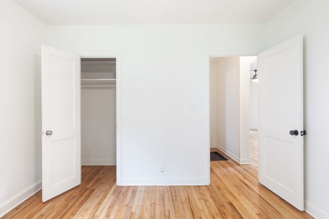 Building Photo - Beautiful Newly Renovated 2/1 w/ Large Fen...
