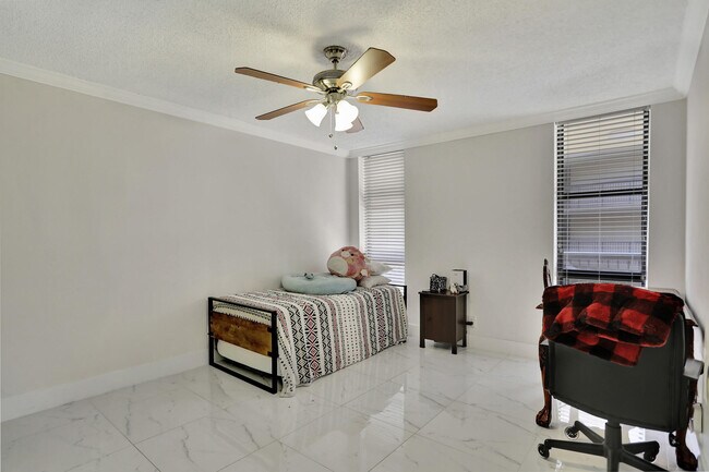 Building Photo - 1167 Hillsboro Mile