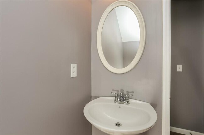 Building Photo - 2860 Ridgeview Dr
