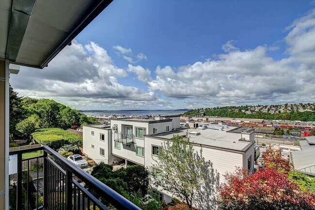 Building Photo - Queen Anne View Condo!!! Open House Saturday June 13th 4:00-5:00