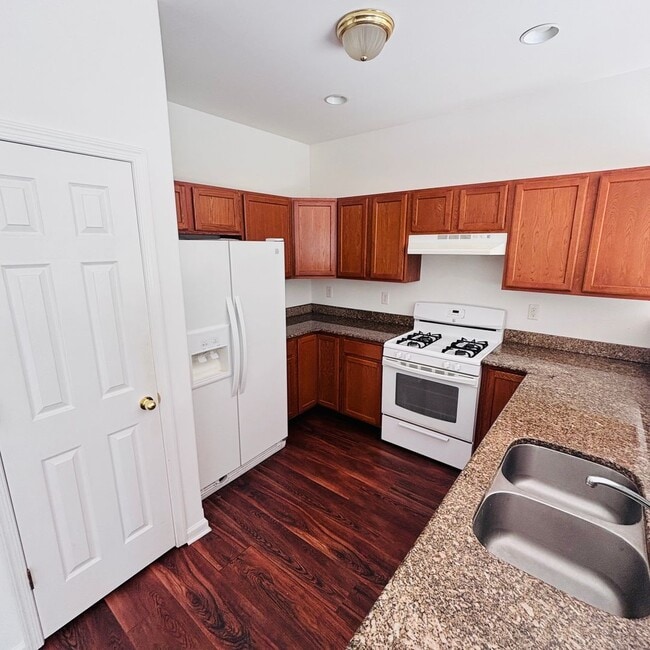 Building Photo - Located in the Highgates subdivision in Upper Macungie Township this 3 bedroom, 2.5 bath townhouse