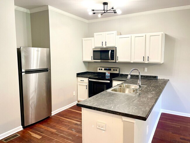 Building Photo - Welcome to this stunning 3-bedroom, 3-bathroom townhome located in the vibrant city of Atlanta, GA.