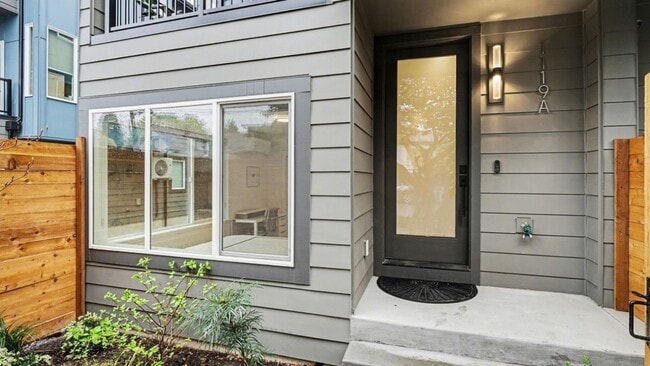 Building Photo - 3Bd/2.25Ba Seattle Townhouse