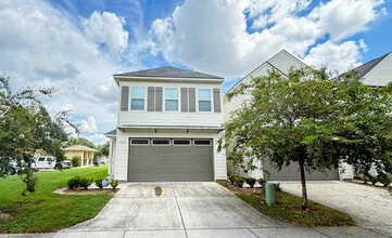 Building Photo - "Charming 3-Bed Townhouse Retreat with 2.5...