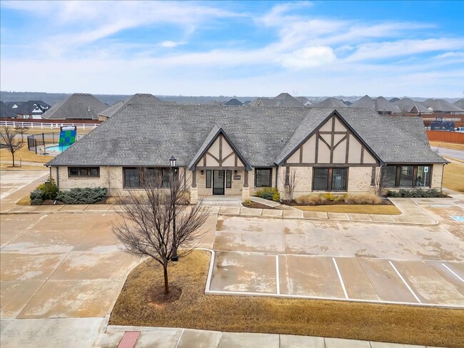 Building Photo - Spacious Edmond Home