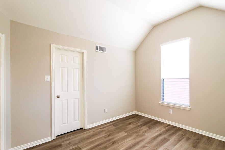 Building Photo - 9854 Cedarcrest Dr