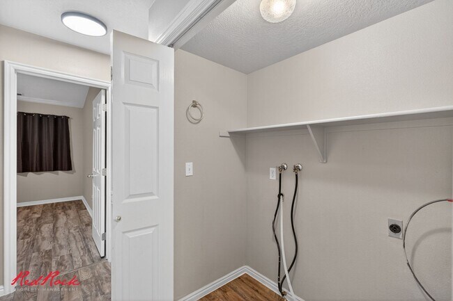 Building Photo - Conveniently Located 3 Bedroom Townhome