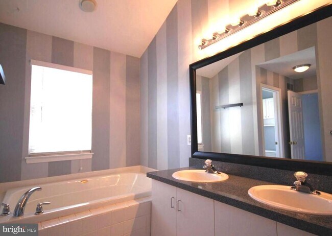 Building Photo - 508 Ascot Ct