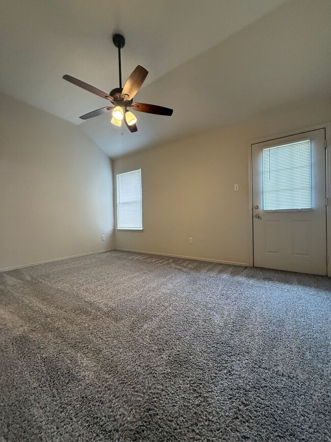 Building Photo - 3/2/2 Duplex / Bathroom Reno / Updated/ Fenced Back Yard - Pets Welcome