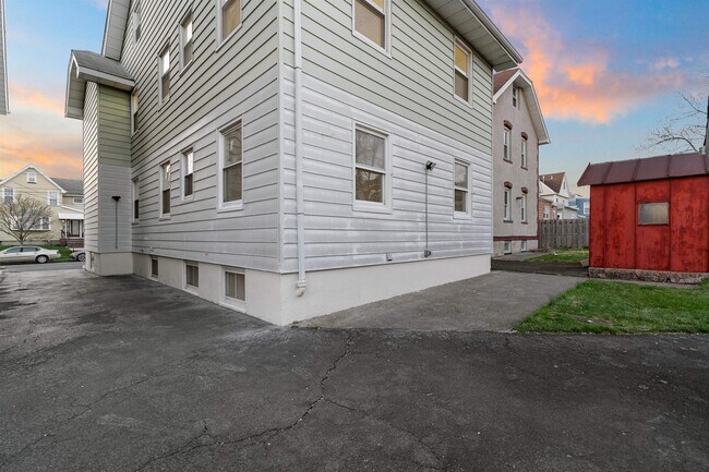 Building Photo - 616 Chestnut St