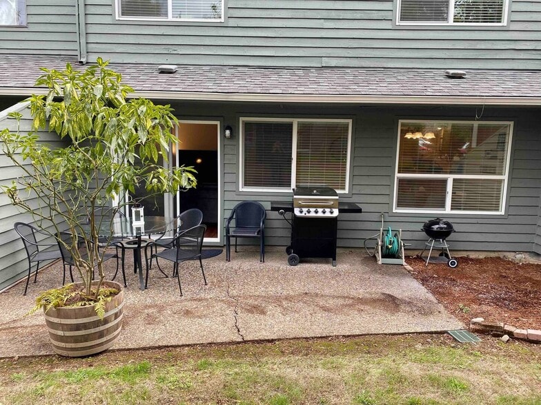 Building Photo - 4135 NW Walnut Pl