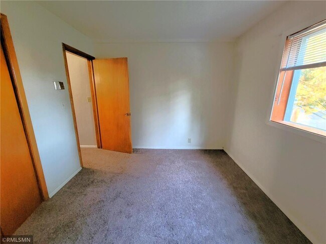 Building Photo - 545 Birchcrest Dr