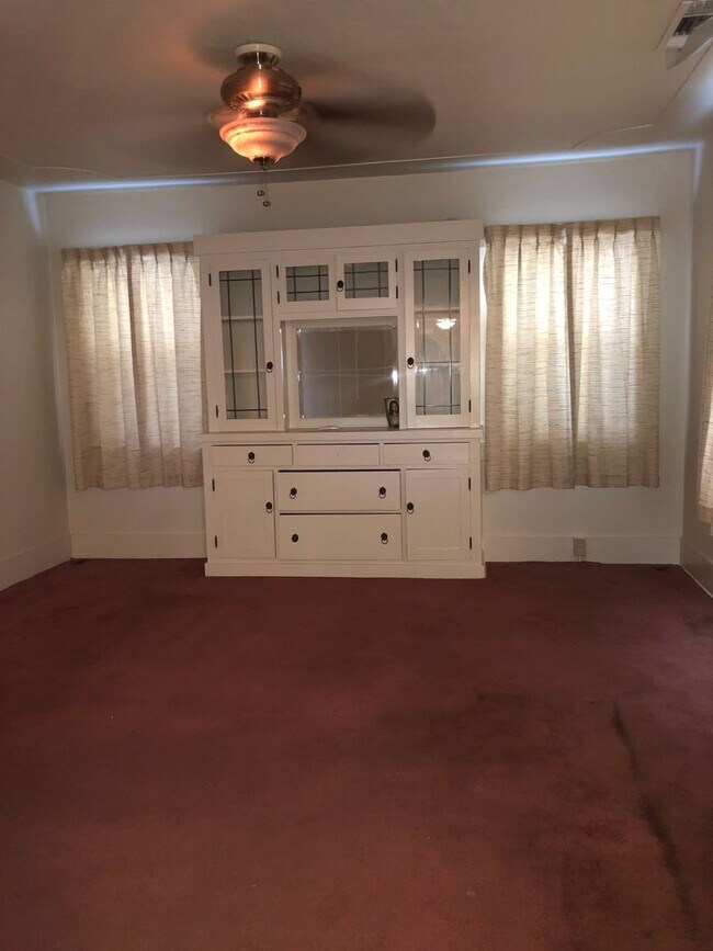 Building Photo - Unique 3 bed 1 bath Home for Rent with 2 Weeks Free Rent