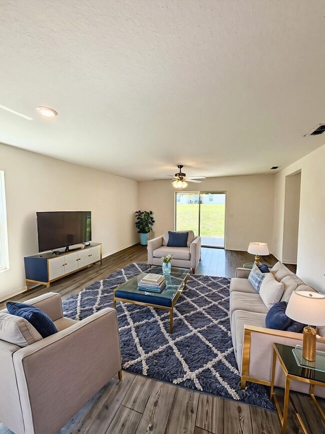 Building Photo - Your Dundee 4Beds/2Baths dream home – conv...