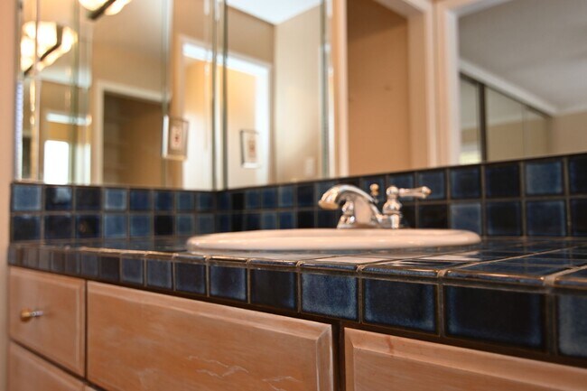 Building Photo - Prime Willow Glen, Just In Time for the Ho...