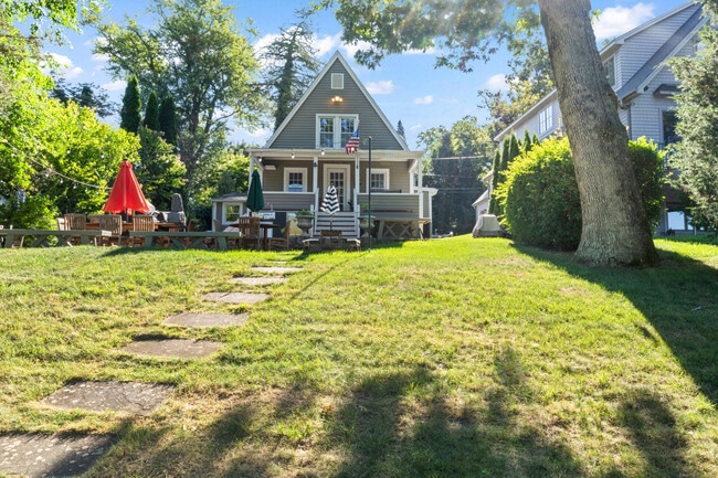 Primary Photo - 6 Circle Dr