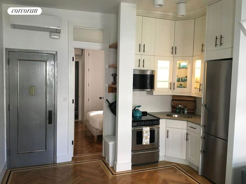 Primary Photo - 324 W 47th St