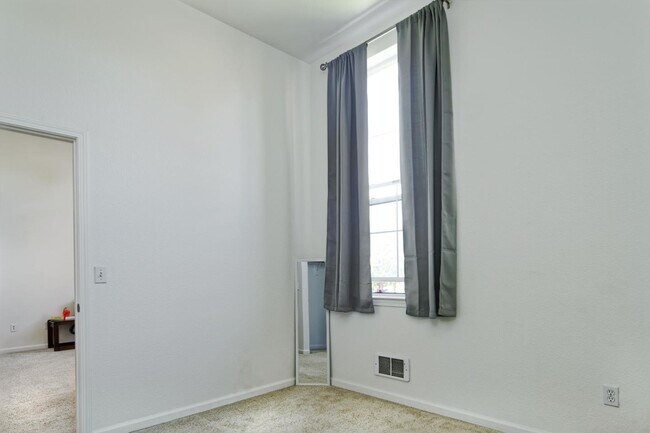 Building Photo - 516 Martha St