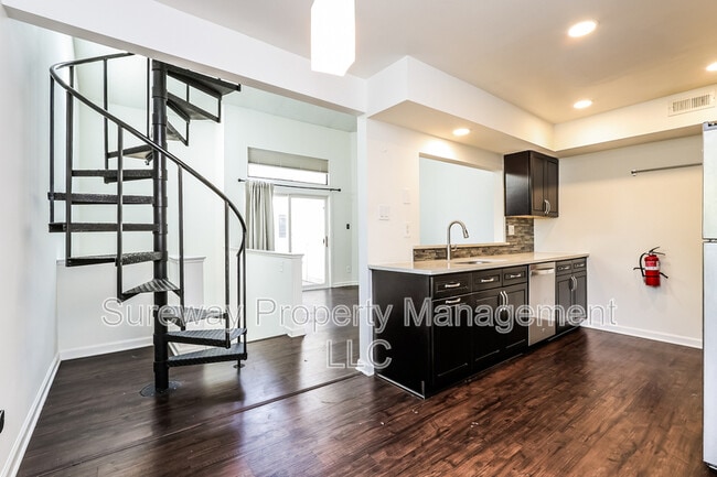 Building Photo - 806 Gregorys Way