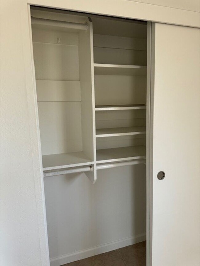 Building Photo - Sampson Ct #B