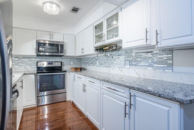 Building Photo - 27301 Plantation Dr NE