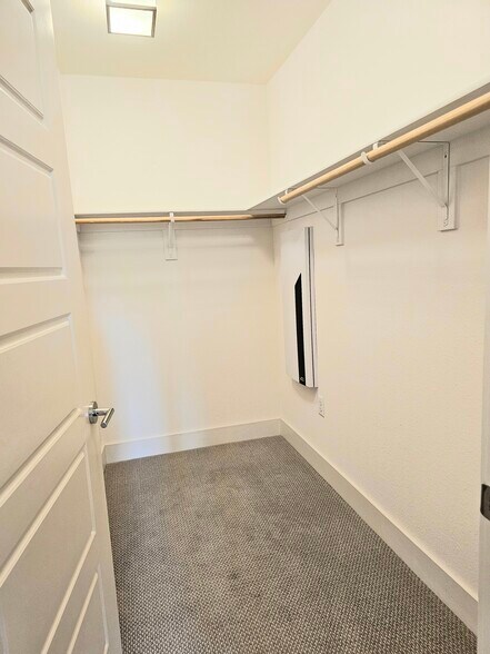 Master walking closet - 8536 Aspect Dr