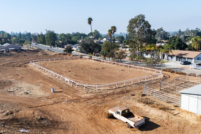 Building Photo - HORSE TRAINERS! MUST SEE HORSE PROPERTY AWESOME ACRAGE 5 ACRES Beautiful Custom 1 story home in W...