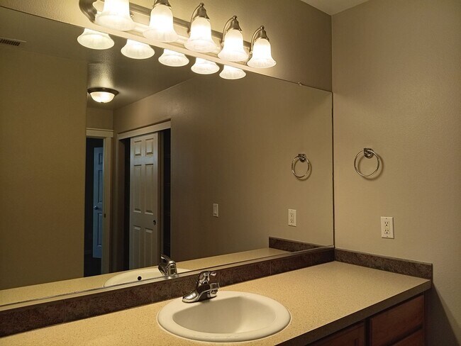 Building Photo - Beautiful Recently Remodeled Propety Ready For You to Enjoy!