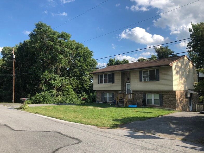 Top floor apartment - 2710 S 2nd St