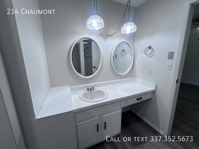 Building Photo - 214 Chaumont-