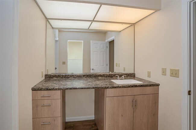 Building Photo - 3301 Thornbrook Ct
