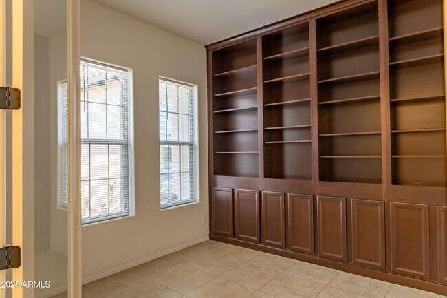 Building Photo - 4571 N Arbor Way