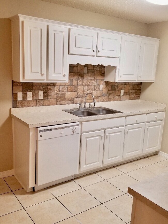 Building Photo - 2 bedroom/2 bathroom/2 car garage town hom...