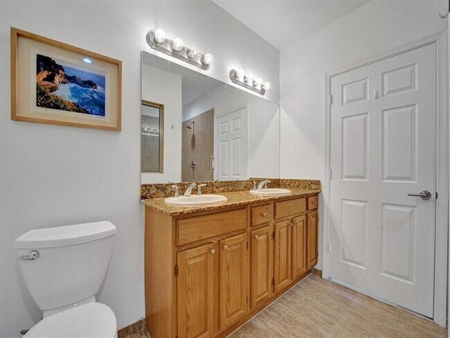 Building Photo - 703 SE 16th Ct