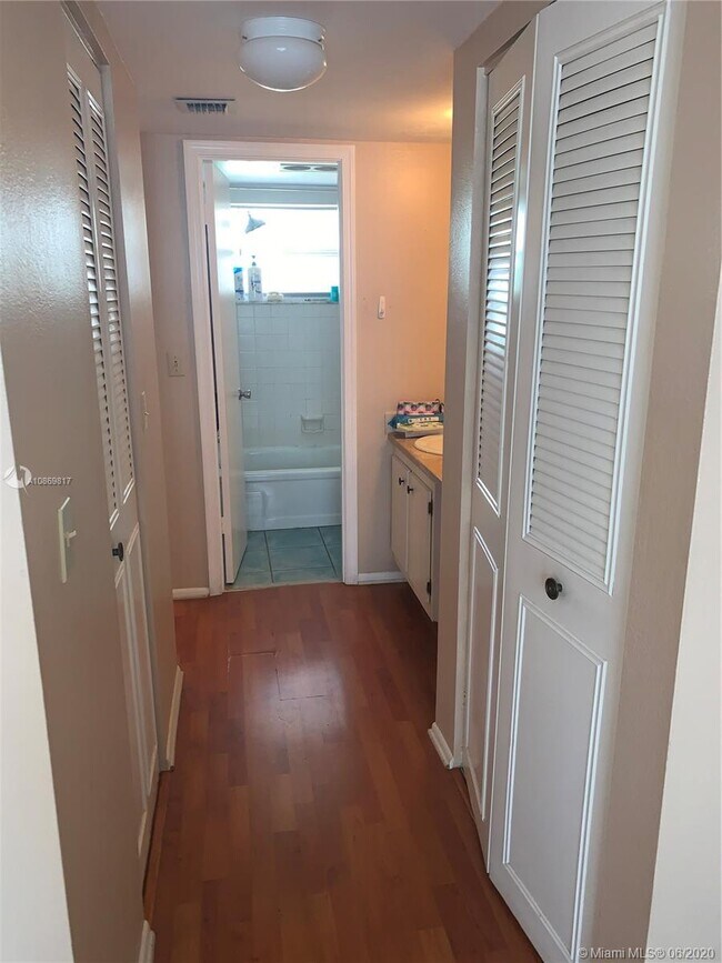 Building Photo - 9450 Poinciana Pl