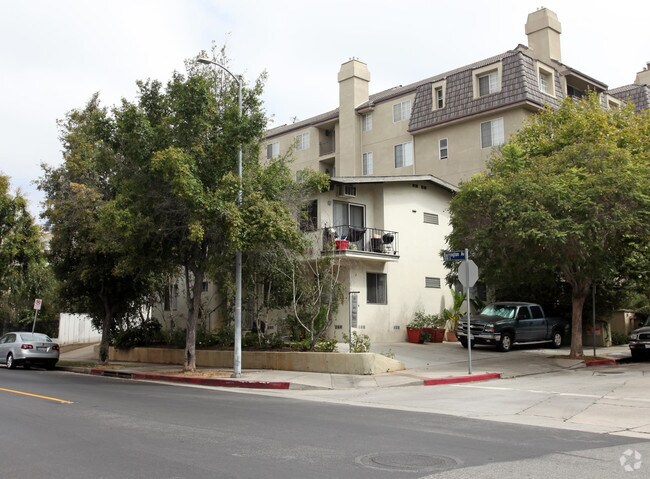 Primary Photo - 1020 S Barrington Ave