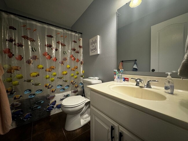 Building Photo - Charming 3-Bedroom, 3-Bathroom Home with V...