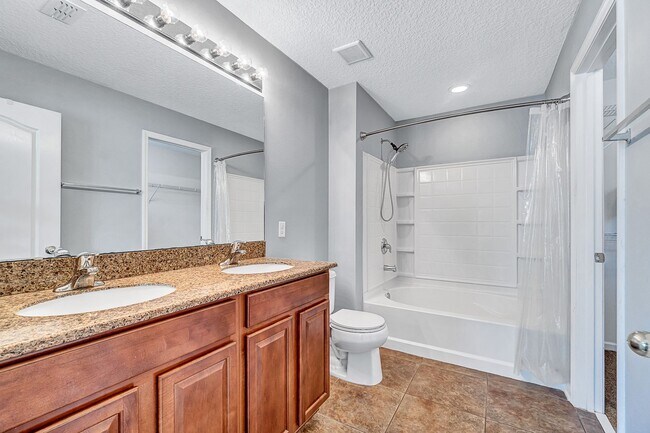 Building Photo - ***TWO WEEKS FREE*** Stylish 3BR Townhome with Garage & Walk-In Closet