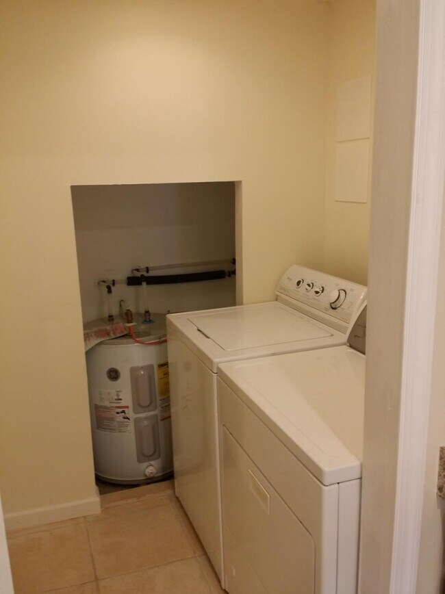 Building Photo - 244 N Water St