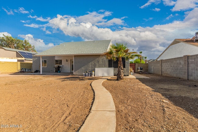 Building Photo - 6038 W Gelding Dr