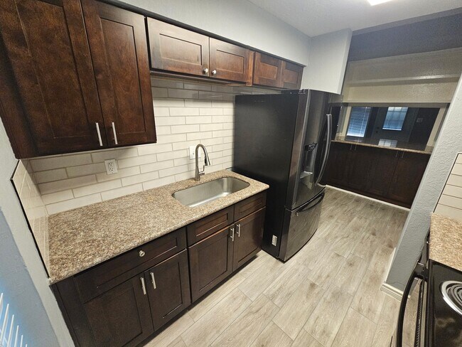 Building Photo - 5830 Clarewood Dr