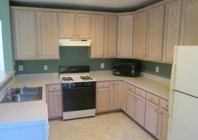 Building Photo - Beautiful 3 Bed 2 Bath 2 Half Bath Brick T...