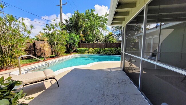 Building Photo - 949 W Royal Palm Rd