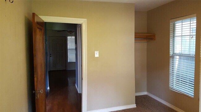 Building Photo - 312 N 6th St