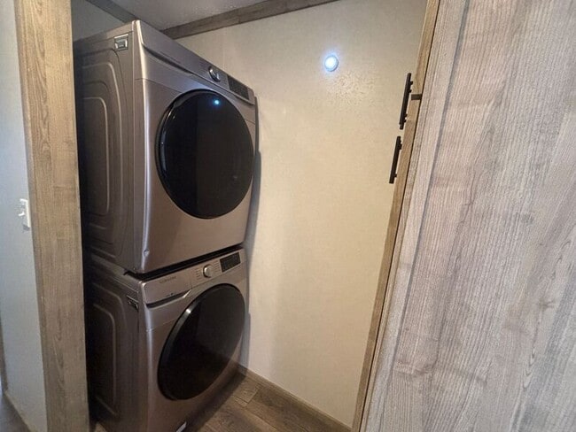 Building Photo - 8907 Deerwood Dr