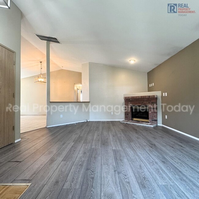 Building Photo - Great 3 bedroom home available NOW Close T...