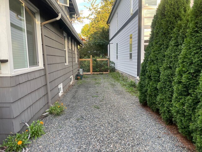 Building Photo - Welcome Home 3b/1ba Updated Home