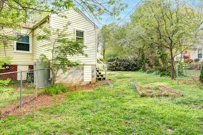 Building Photo - 2 Bed, 2 Bath in the Garden Homes neighborhood of Greensboro!