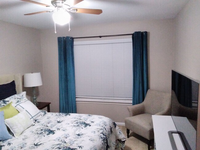 Building Photo - Beautifully upgraded Townhouse style condominium located in Hidden Meadows