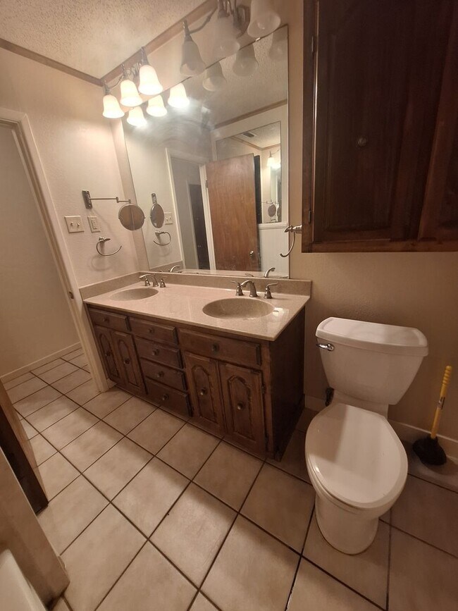 Building Photo - Spacious 3 bedroom, 2 bath
